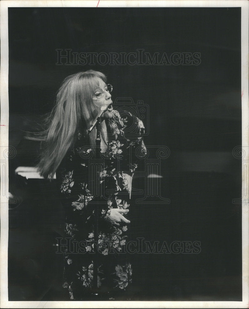 1971 Jennifer Warren Sings Chicago Festival - Historic Images