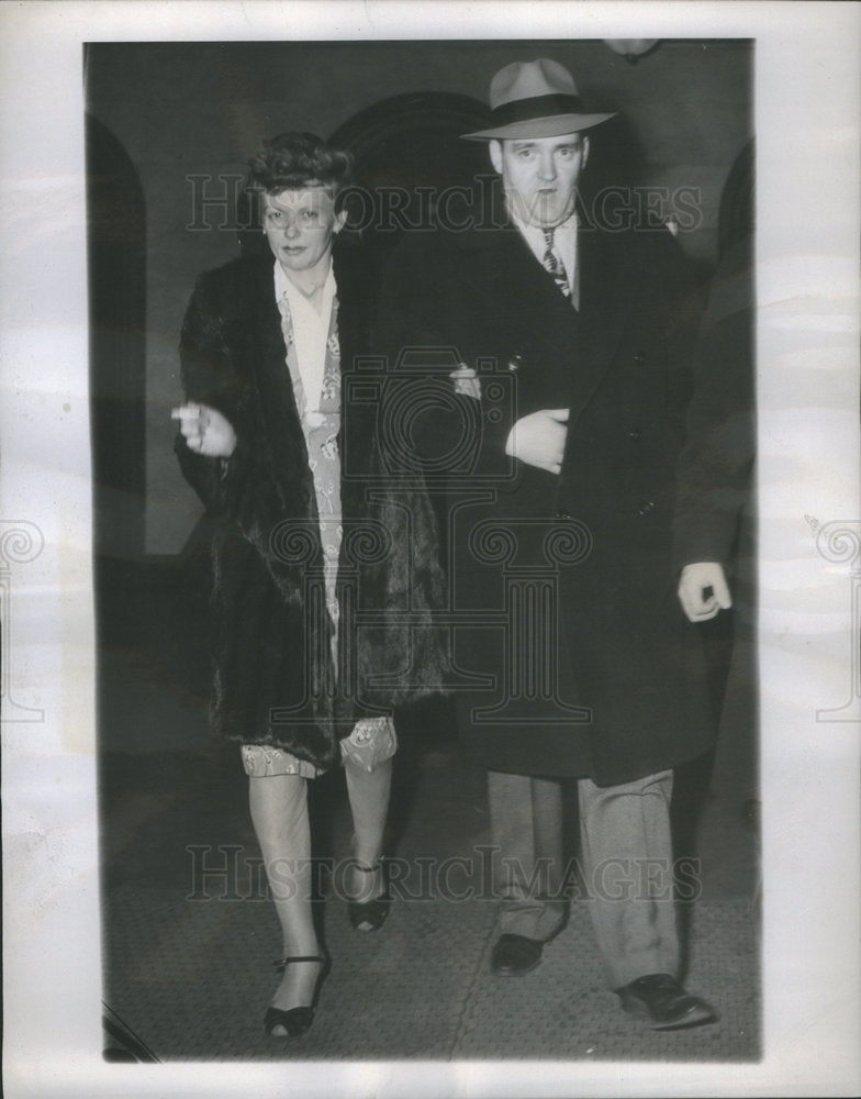 1946 Press Photo Gloria Williams Walks With Detective Timothy Connell In Chicago - Historic Images