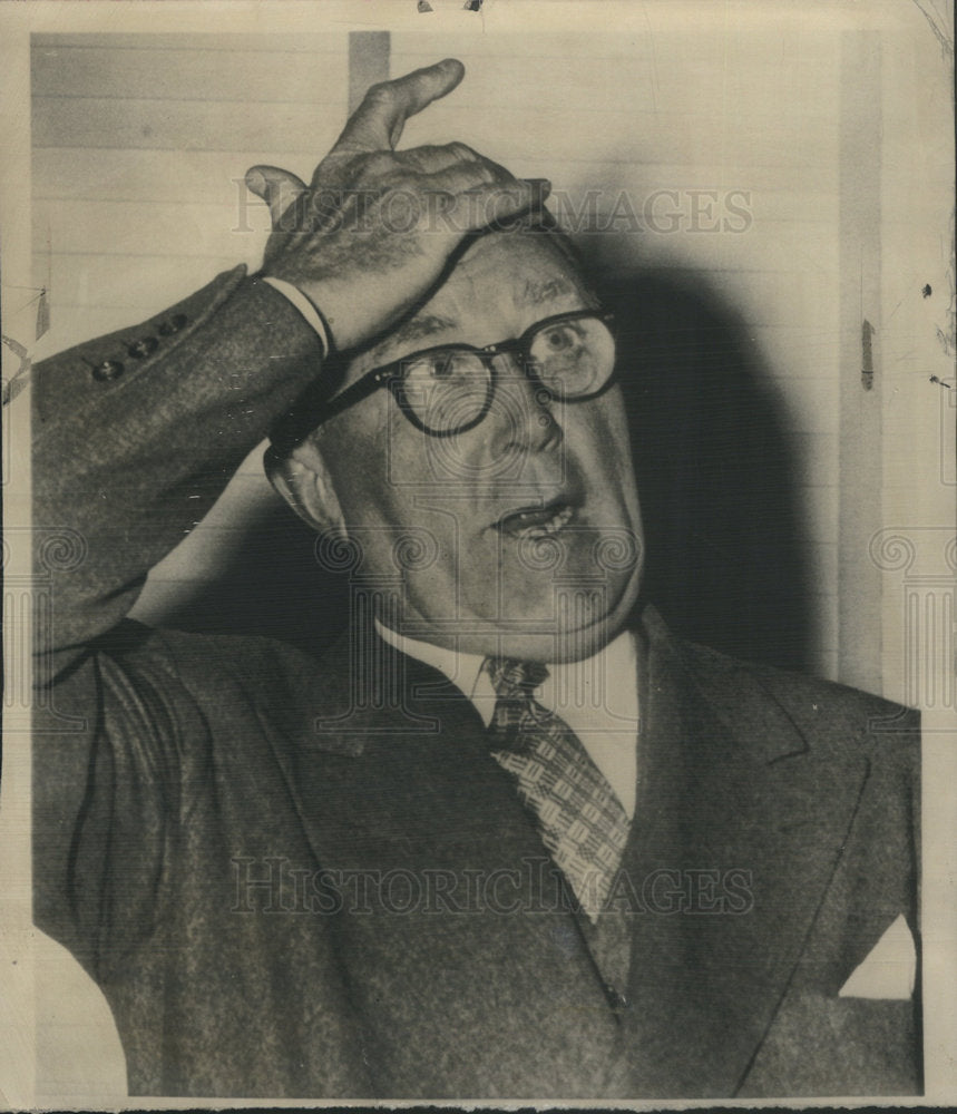 1952 Wilson Resigned As Mobilizer Rubs Forehead At News Conference - Historic Images