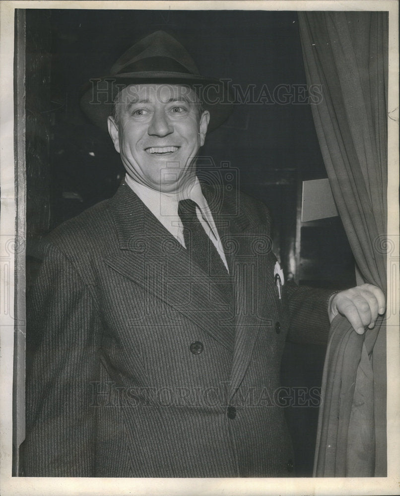 1945 Press Photo Carl Benton Reid Making Up Father Role In Life With Father - Historic Images