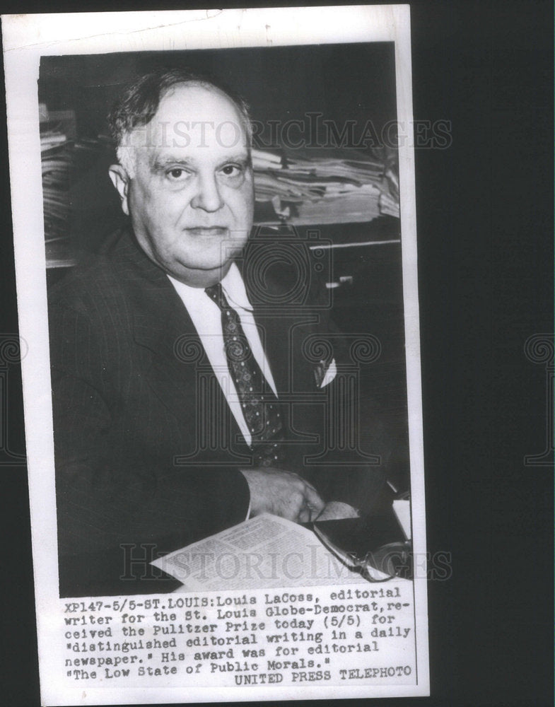 1952 Press Photo Writer Louis LaCoss Pulitzer Award - Historic Images