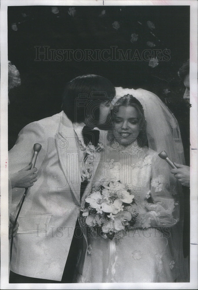 1976 Ladien Kisses Willing At Live Marriage Show On TV A.M.Chicago - Historic Images