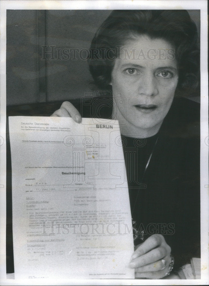 1973 Press Photo Lagerstedt With Her Fathers Death Certificate In Germany Nixon - Historic Images