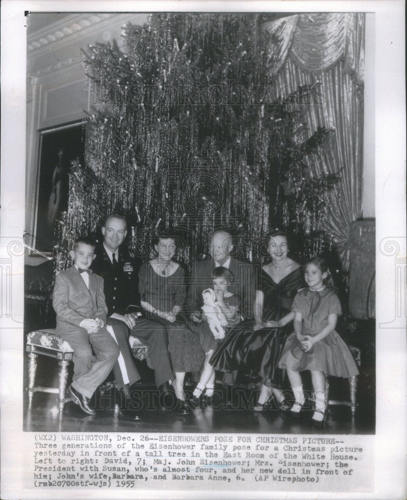 1955 Eisenhowers pose - Historic Images