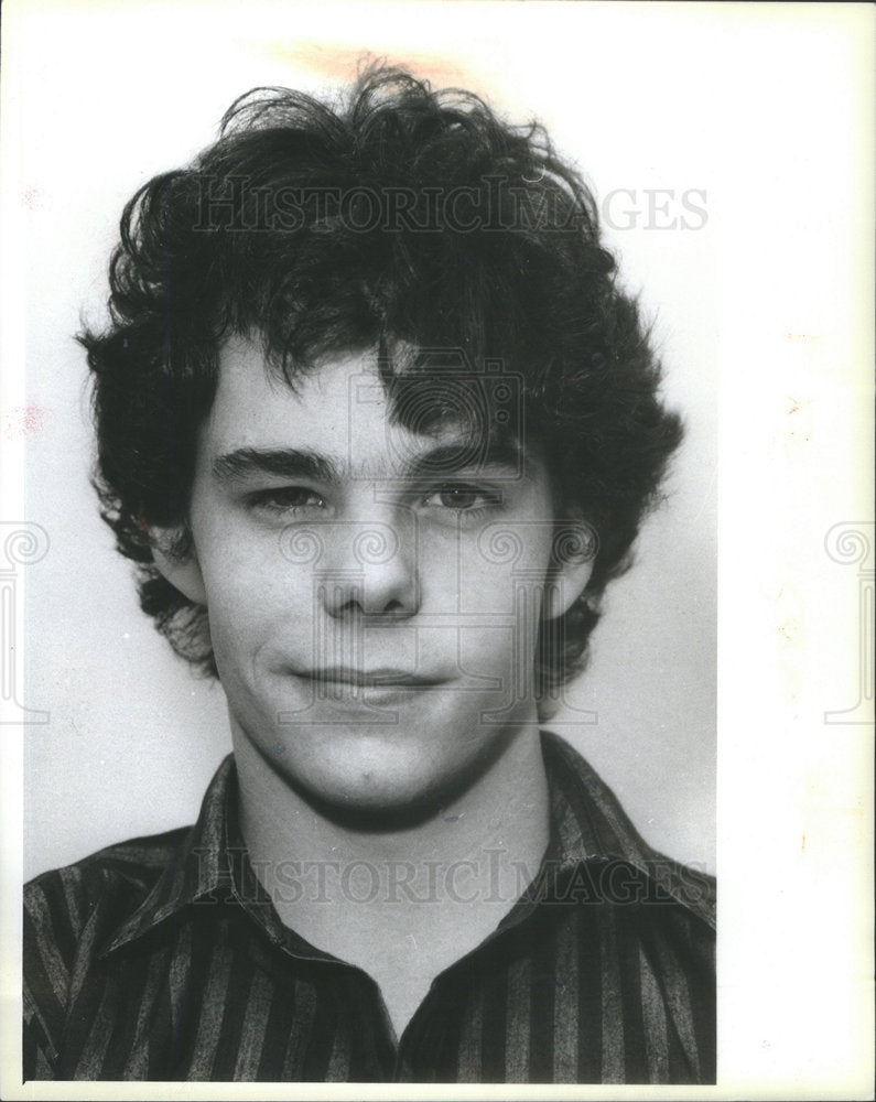 1985 Press Photo Actor Kevin Dillon Striped Shirt - Historic Images