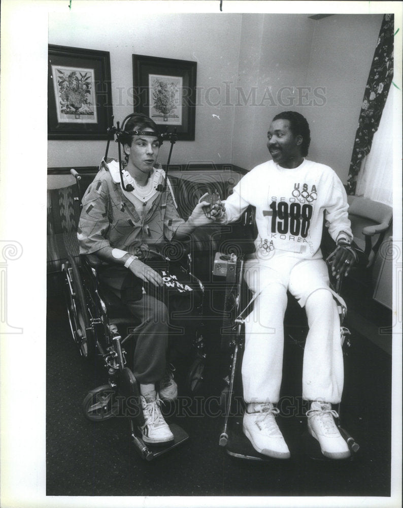 1988 Press Photo Darryl Stingley Paralyzed NFL Player Visits Joe Di Grazia - Historic Images