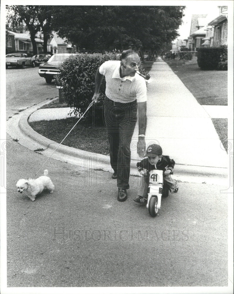 1979 Press Photo Joe Di Leonardi taking son and dog to the park - Historic Images