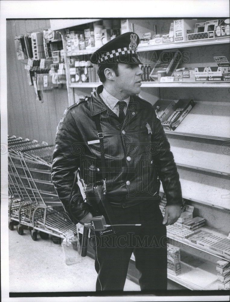 1969 Press Photo Chicago Foot Patrolman Russelle Grocery Store - Historic Images