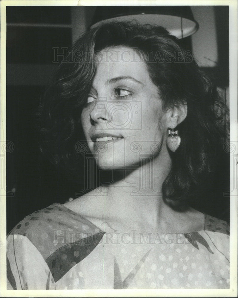 1985 Press Photo Actress Nancy Rush Candid Picture Heart Earrings - Historic Images