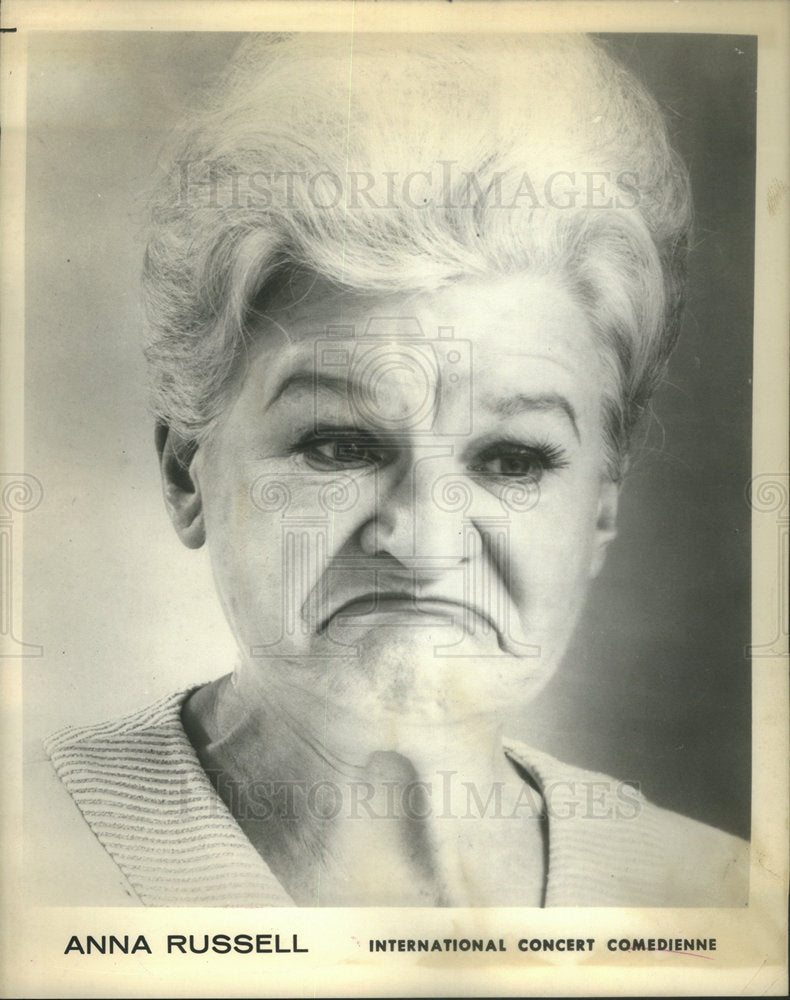 1977 Press Photo Frowning Anna Russell Close Up - Historic Images