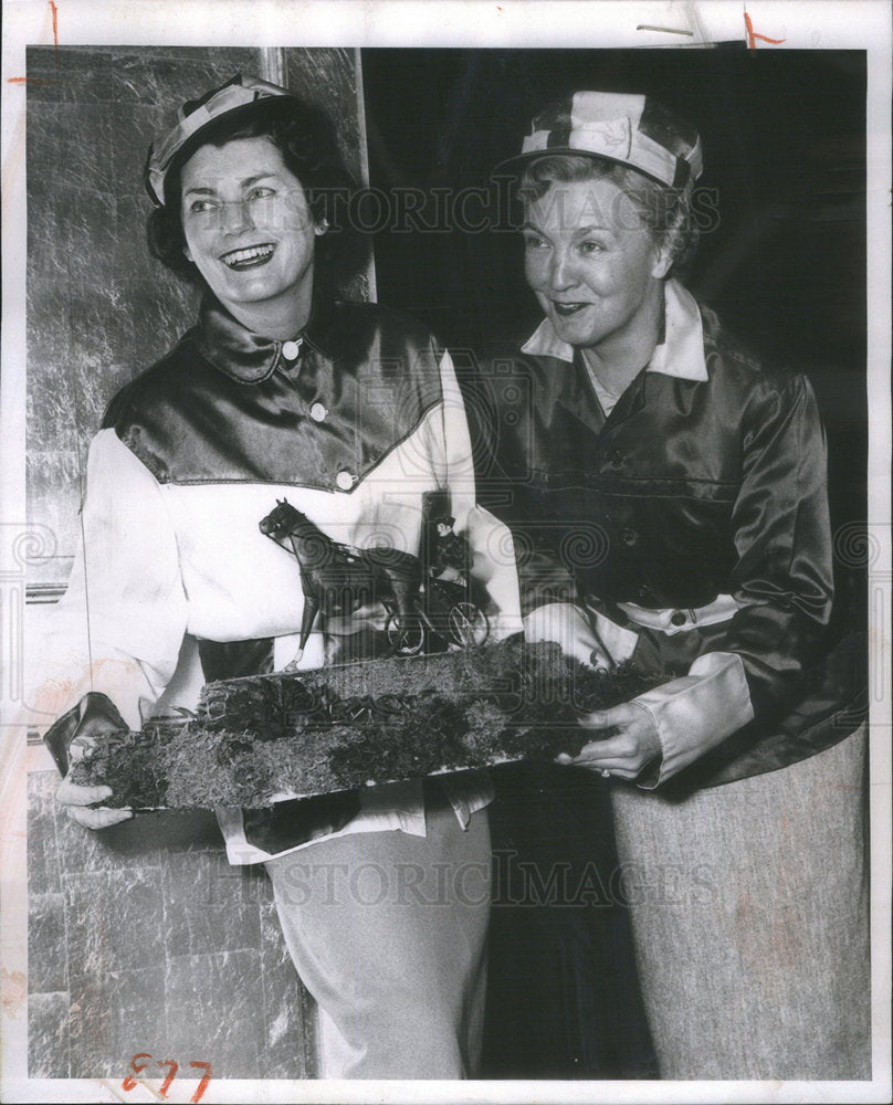 1958 Press Photo Mrs Anette Mooney and Mrs Earl Larsen  "An Evening in May" - Historic Images