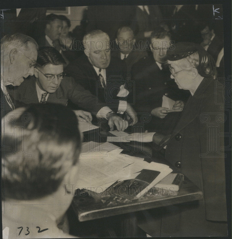 1947 Einer Larsen Wife At Inquest On His Death - Historic Images