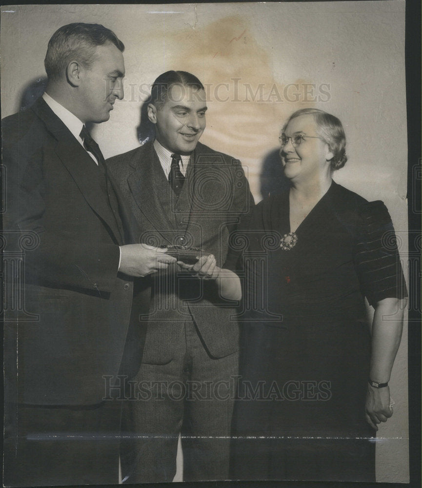 1940 Mrs Helen Larsen Police Officer For 25 Years Gets Award - Historic Images