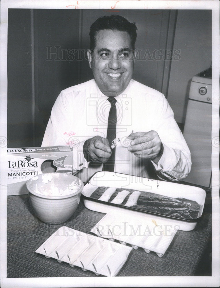 1964 Press Photo Vincent La Rosa  Cooking W/ His Own Manicotti - Historic Images
