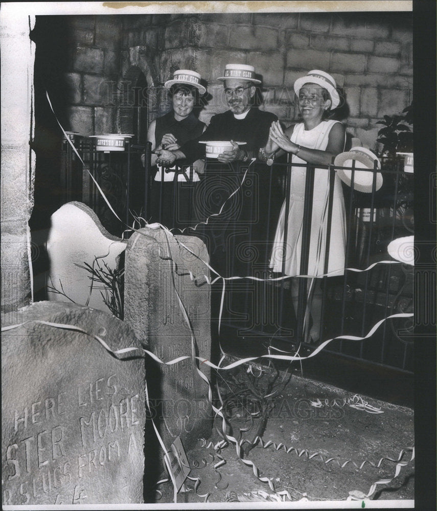 1969 Press Photo Mardi Gras Graveyard Mrs Garvin Mrs Golan Rev Iven Lawrence - Historic Images