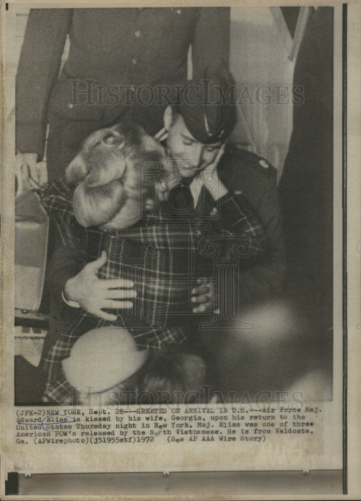 1972 Press Photo Air Force Major Edward Elias Being Greeted By Wife At Airport - Historic Images