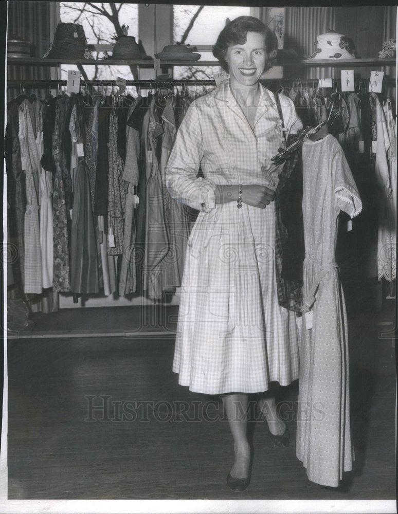 1959 Press Photo Mrs Joseph McNulty Selects Some Dresses - Historic Images