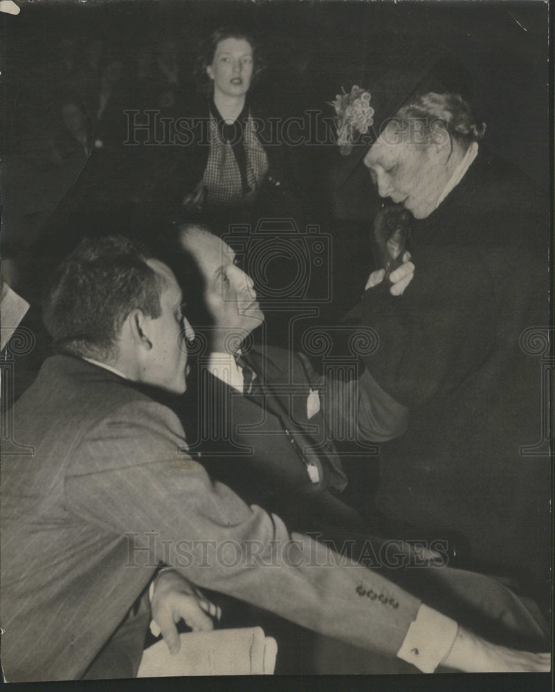 1943 Press Photo Doctors Comforting Mrs Tyler Daughter Committed Suicide - Historic Images