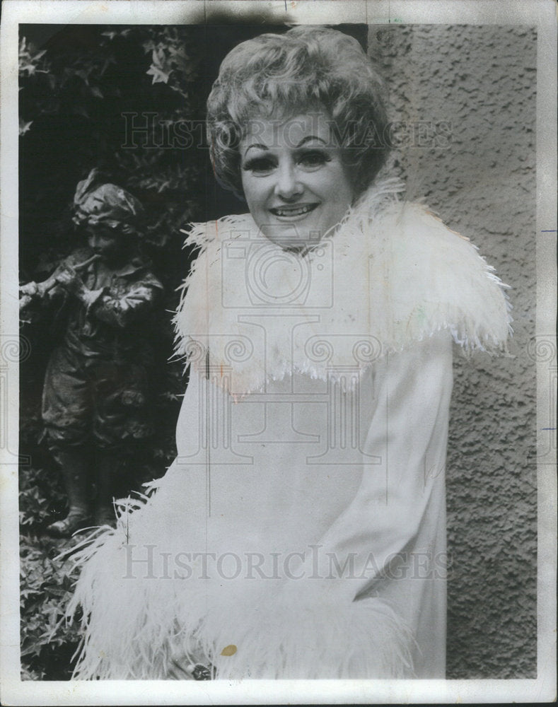 1972 Press Photo Subject To Change Play Actress Diller Portrait Wearing White - Historic Images