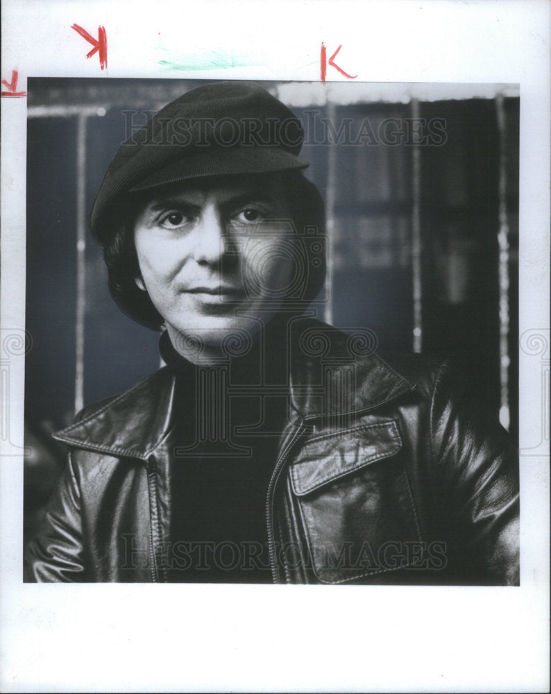 19879 Press Photo Dion Half Smiling For Camera - Historic Images