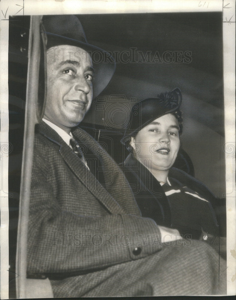 1939 Press Photo Dionne Couple Arriving Present Quintuplets To Royal Couple - Historic Images