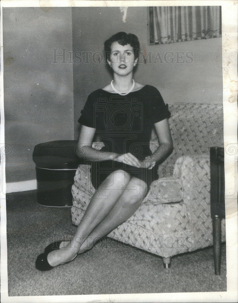 1963 Press Photo Gay Caryl Malewicki Tells Her Future Nursing And Microbiology - Historic Images