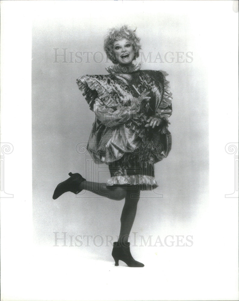 Press Photo Comedian Phyllis Diller In Crazy Outfit - Historic Images