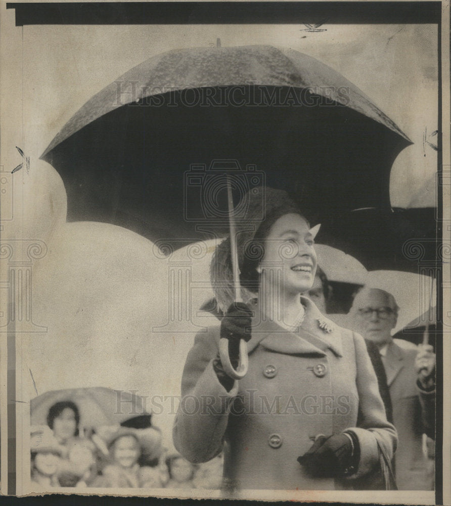 1974 Queen Elizabeth Disembarks Windsor Regent Maidenhead England - Historic Images