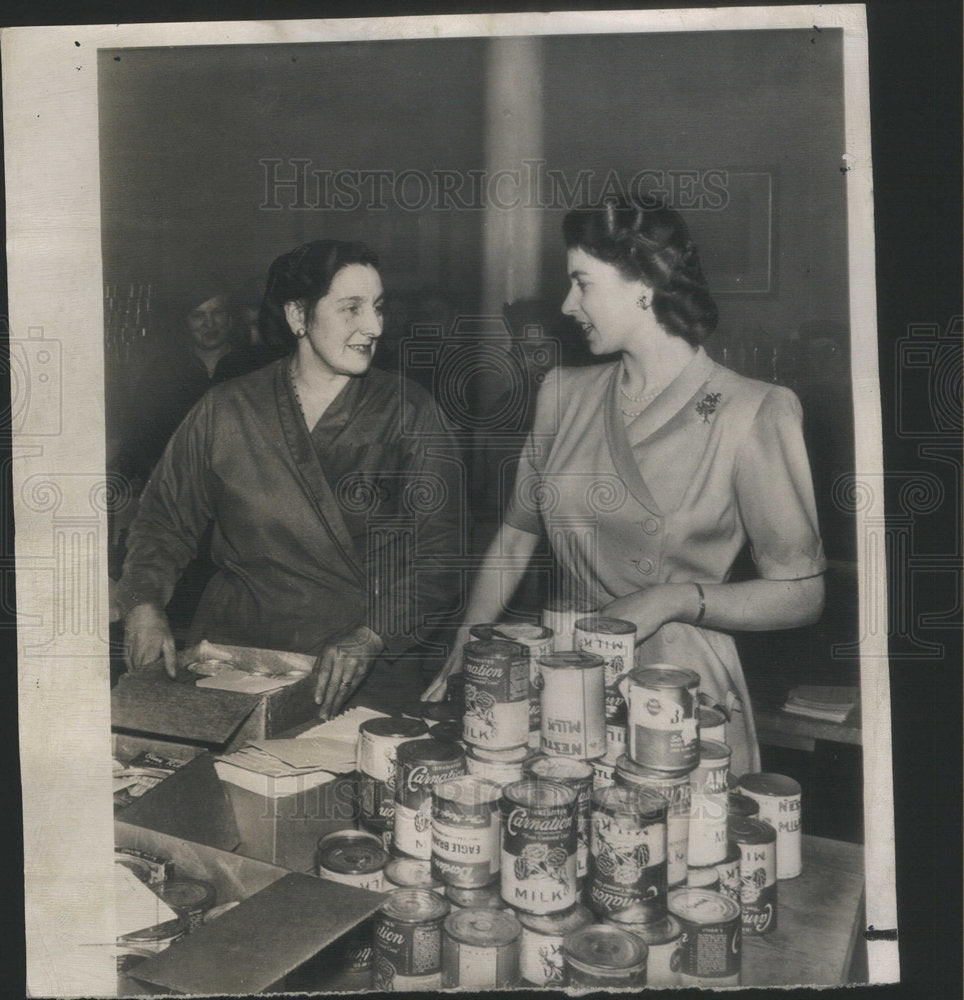 1948 Press Photo Princess Elizabeth Supervises Packing Food Parcels Wedding Gift - Historic Images