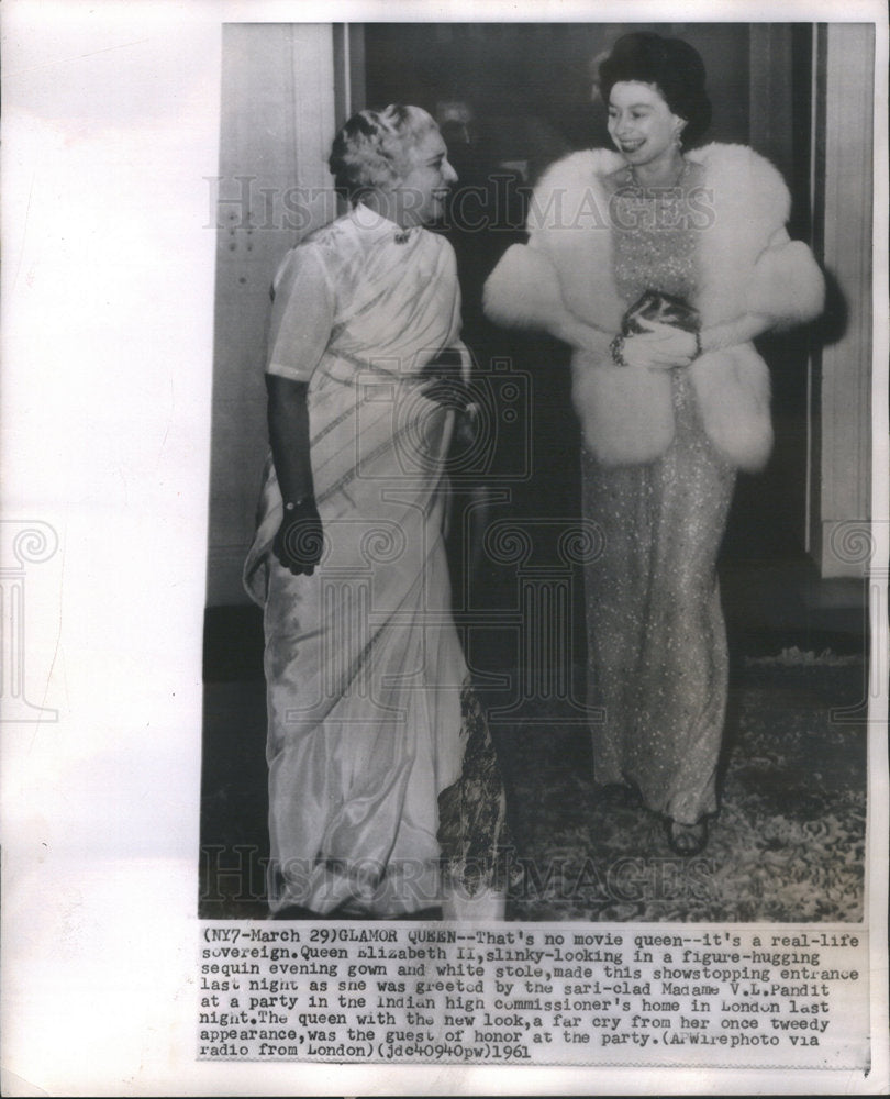 1961 Press Photo Queen Elizabeth II Madame Vijaya Lakshmi Pandit London - Historic Images