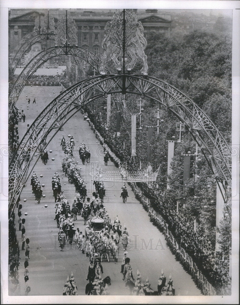 1953 In London Queen Elizabeth and the Duke of Edinburg  - Historic Images