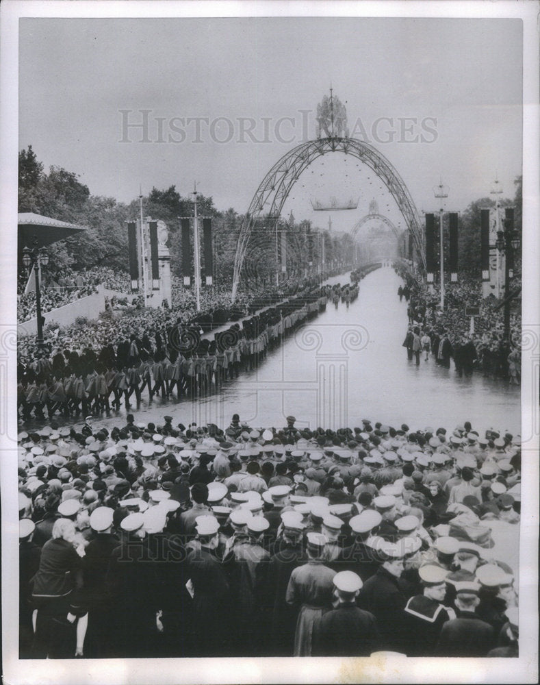 1953 Press Photo Crowd At Coronation Ceremony In London - Historic Images