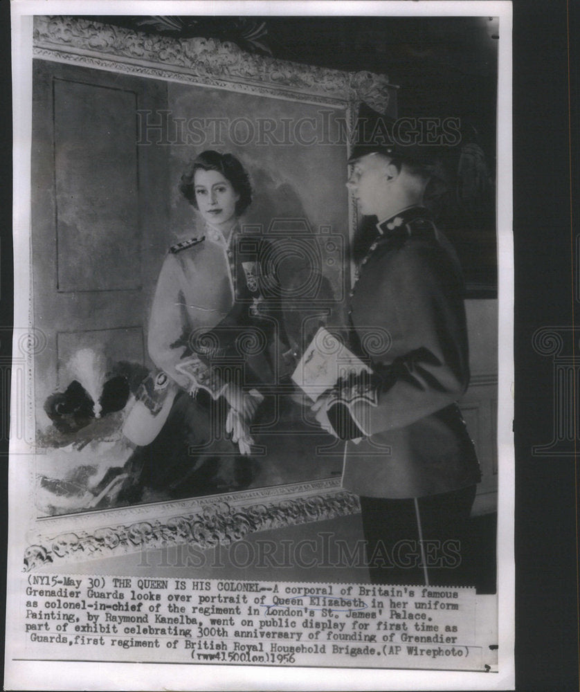 1956 A Grenadier Guards Looks at the Portrait of Queen Elizabeth - Historic Images