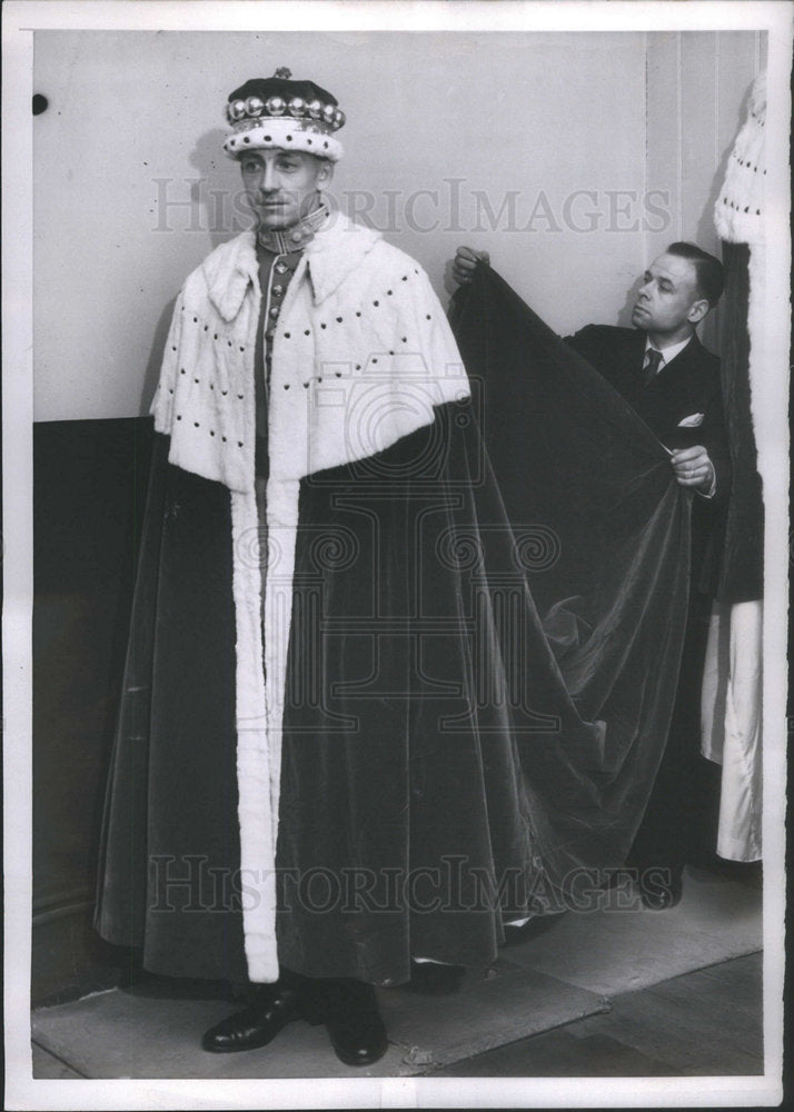1952 Press Photo Elizabeth II Robe Model - RSC62289 - Historic Images