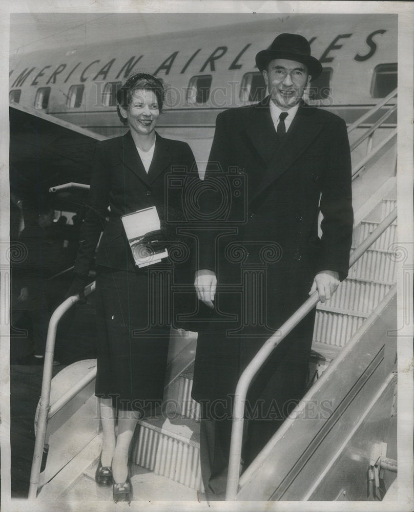 1953 Lady & Sir Roger Makins. - Historic Images