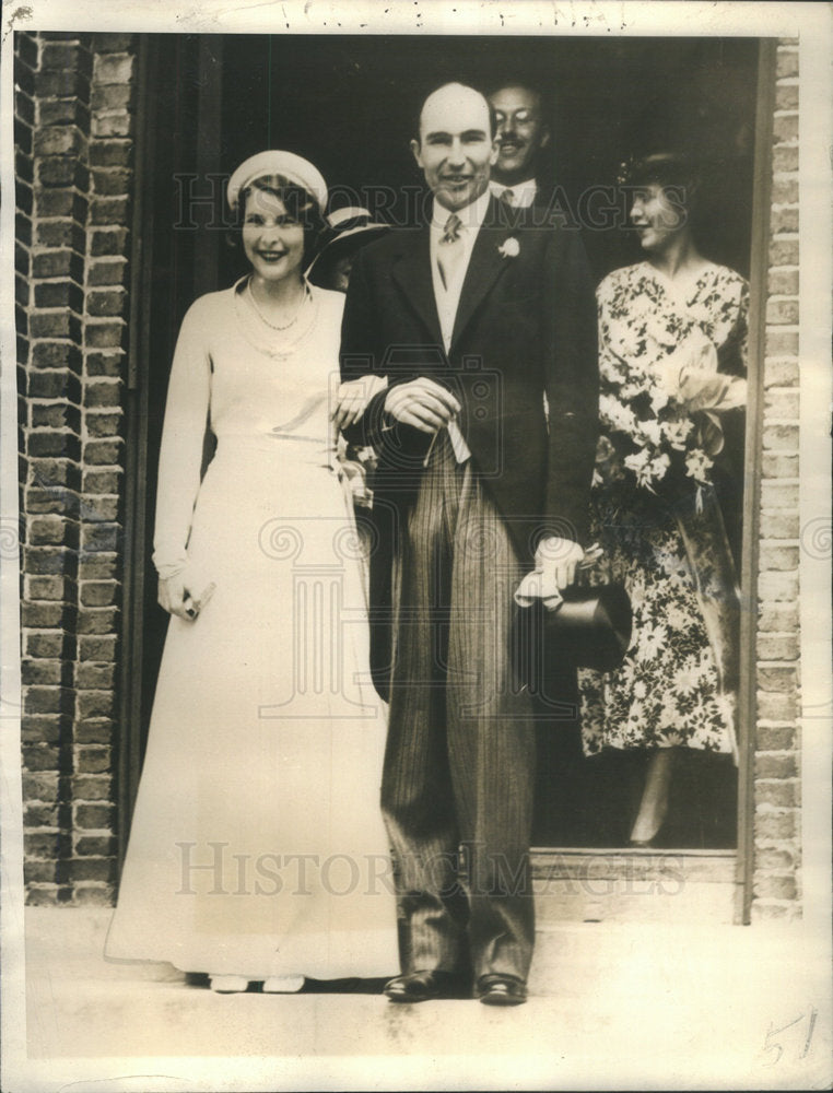 1934 Mr. and Mrs. Roger Makins leaving church following marriage. - Historic Images