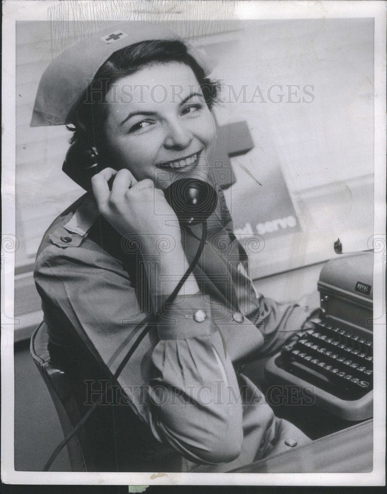 1953 Press Photo Molly Makins, Red Cross Volunteer. - RSC62611 - Historic Images