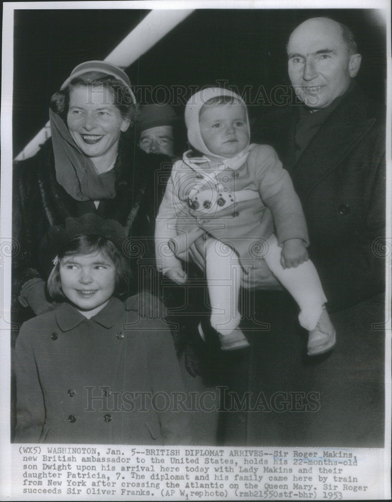 1953 Press Photo Sir Roger Makins and family in Washington, D.C. - Historic Images