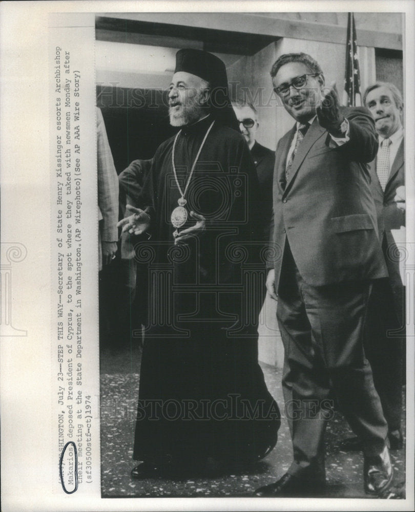 1974 Press Photo Kissinger escort Archbishop Makarios. - Historic Images