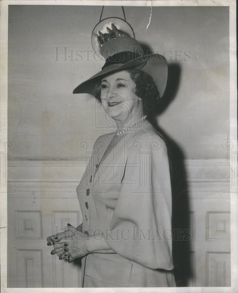 1950 Press Photo Former Showgirl Ray Price, night hostess at House of Ricketts - Historic Images