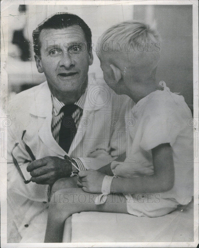 1967 Press Photo Doctor Frank Falkner Pediatrician Chief Staff Children Hospital - Historic Images