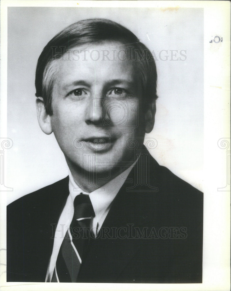 1986 Press Photo General Manager of Chicago Sun Times Charles Price - Historic Images