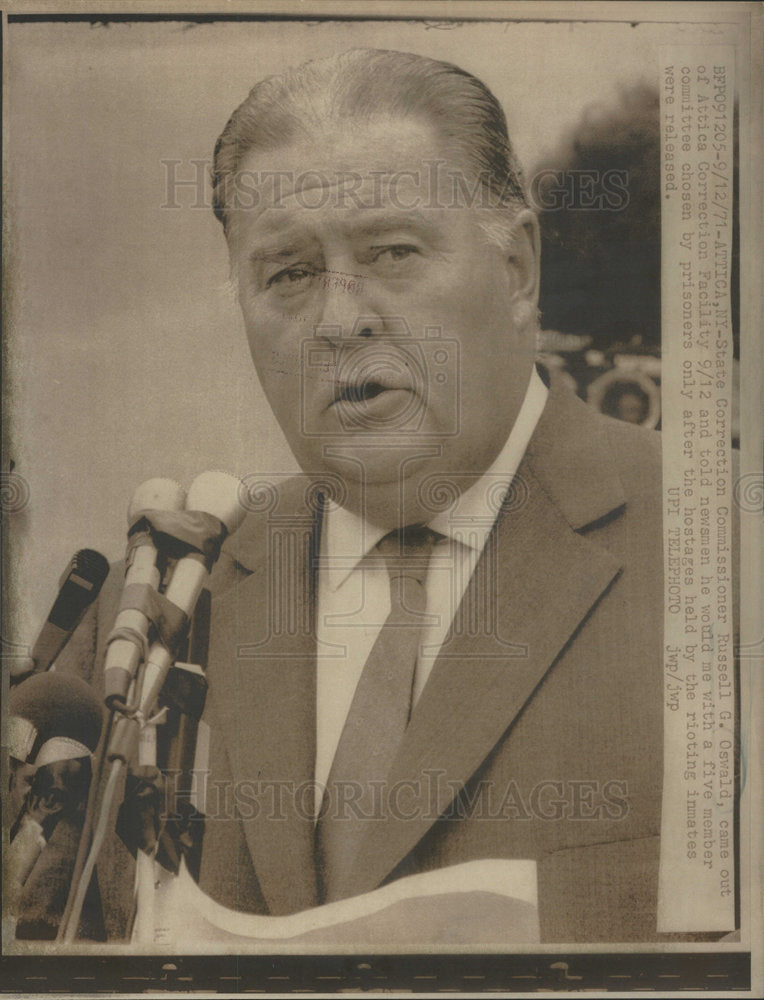 1971 State Correction Commissioner Russell Oswald Attica newsmen - Historic Images