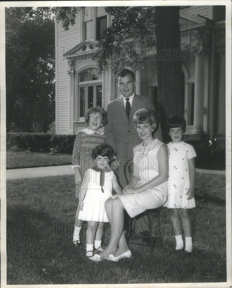 1966 Press Photo State Rep Harrison Rowe with Family at their Jacksonville home - Historic Images