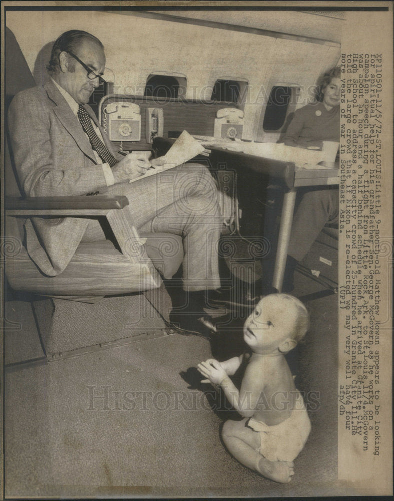 1972 Press Photo Sen. George McGovern and grandson, Matthew Rowan - Historic Images