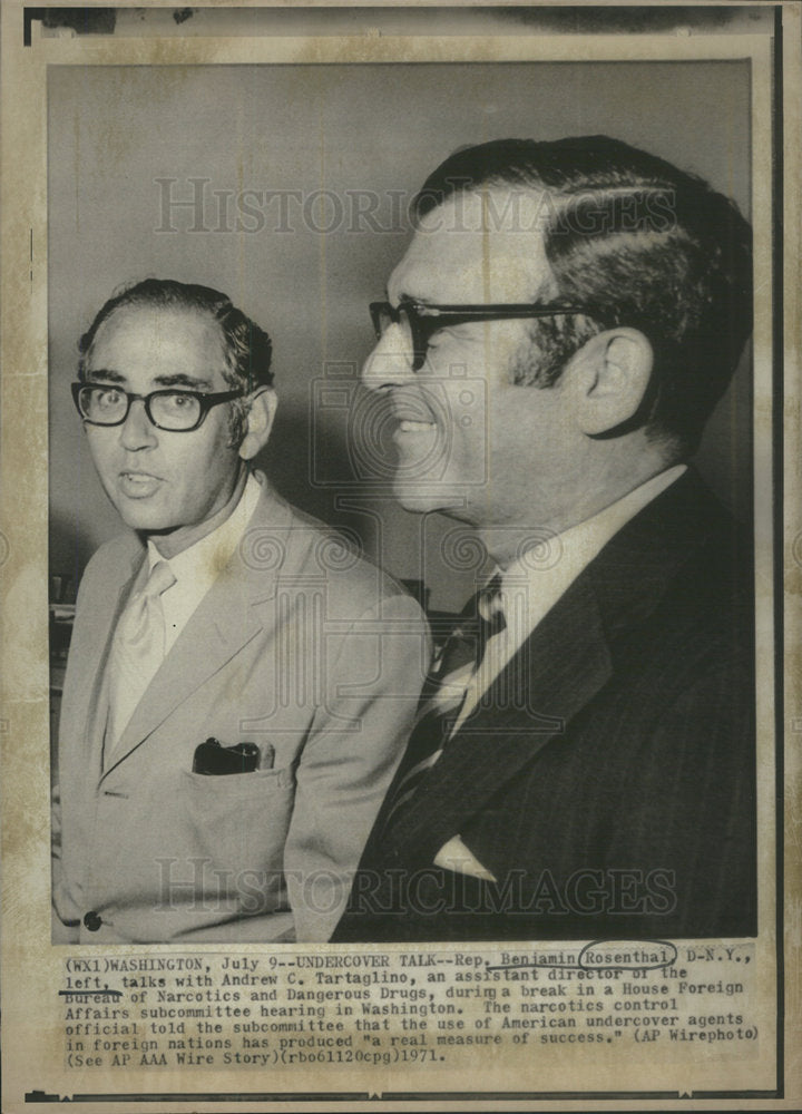 1971 Press Photo Rep Benjamin Rosenthal Talks With Andrew Tartagline - Historic Images