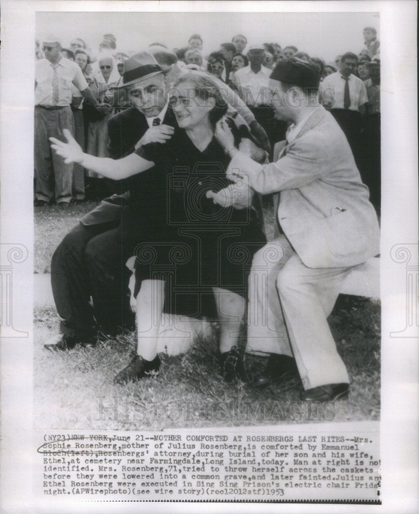 1953 Press Sophie Rosenberg Comforted During Burial Of Her Son & Daughter-In-Law-Historic Images
