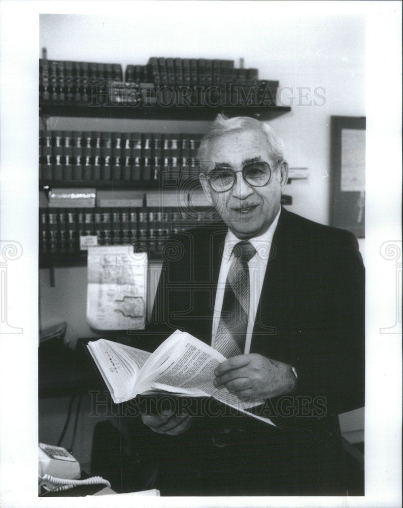 1992 Press Photo Judge Arthur Rosenblum Juvenile Court office Photographer John - Historic Images