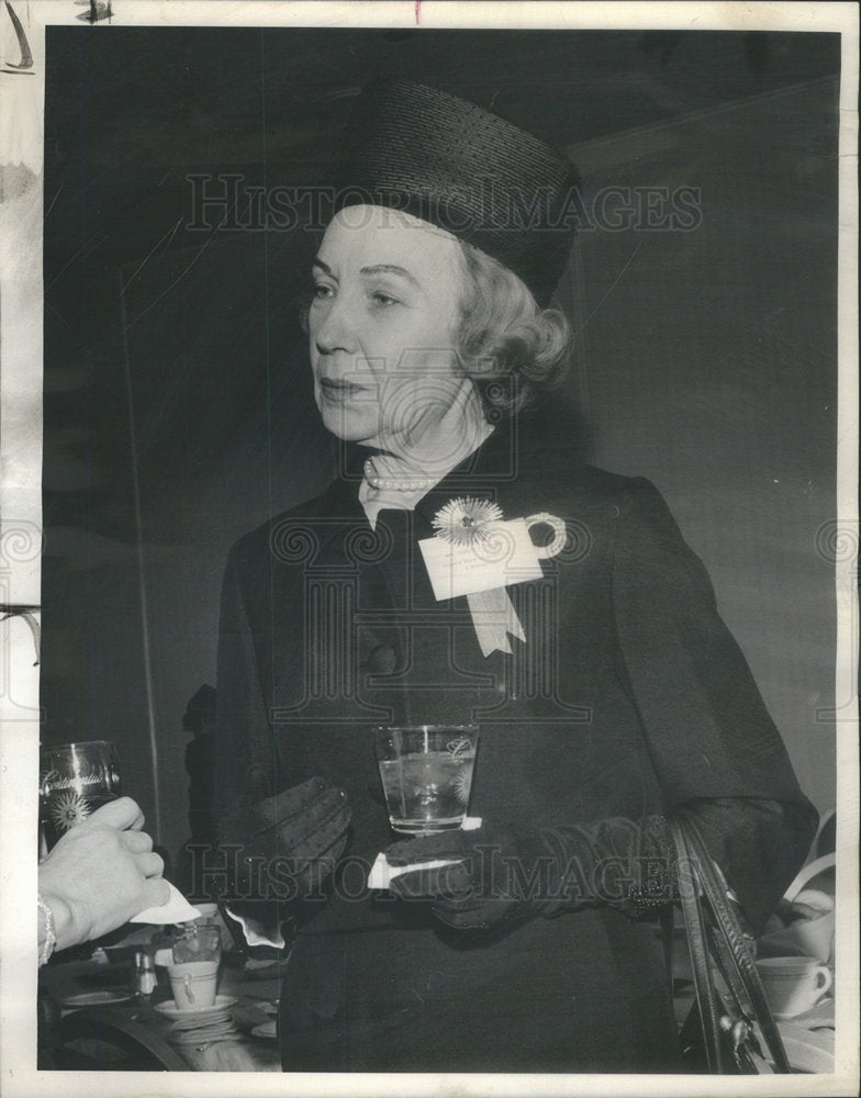 1964 MRS. CHARLES PEESTOW CONTINENTAL HOTEL - Historic Images