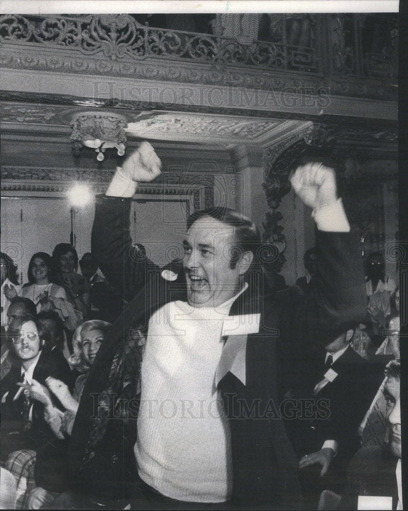 1974 Press Photo Illinois State Lottery Thomas Oliver Arlington Atrium arms - Historic Images